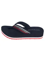 Ojotas de mujer Tommy Hilfiger con plataforma, color azul marino. Presentan tiras textiles con diseño de rayas en los colores distintivos de la marca (azul, rojo y blanco) y logo en relieve. La suela cuenta con capas en contraste de color blanco y rojo.