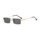 Lentes de sol rectangulares unisex con marco dorado y lentes negras.