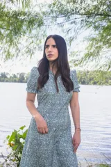 Vestido midi estampado con flores, de corte suelto y manga corta abullonada.