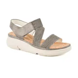 Sandalias bajas color beige con plataforma blanca y tiras cruzadas.