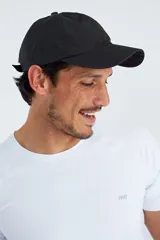 Gorro negro tipo sport fabricado con material dry-fit para mayor transpirabilidad.