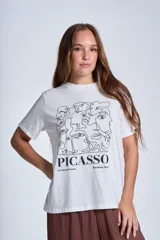 Remera blanca de algodón con cuello redondo y estampado frontal con diseño artístico de rostros en líneas negras y texto "PICASSO The Museu Picasso Barcelona, Spain".