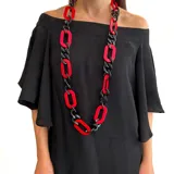 Collar largo de resina con eslabones grandes combinados en color verde y negro. Se puede usar de una o dos vueltas.