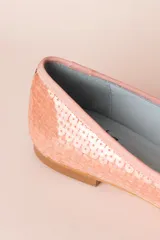 Ballerinas color rosa con lentejuelas y lazo de tul verde botella con lunares dorados. Incluye plantilla intercambiable de lana y piel.