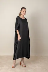 Vestido italiano tipo túnica de satén negro liso, de calce holgado.