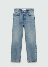 Pantalón de jean celeste de corte recto, con tiro alto y cinco bolsillos.