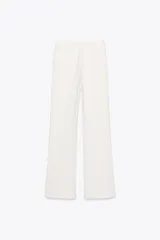 Pantalón blanco de tiro alto con corte acampanado.