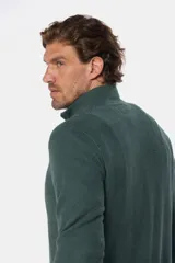 Buzo azul marino de punto con medio cierre y cuello alto.