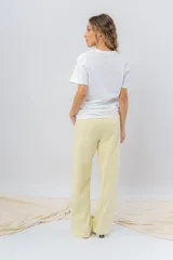 Pantalón jogger wide fit color amarillo pastel, confeccionado en algodón suave, con cintura elástica con cordón ajustable y bolsillos laterales funcionales.