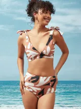 Conjunto de bikini estampado con corpiño triangular con lazos en los hombros y bombacha de tiro alto.