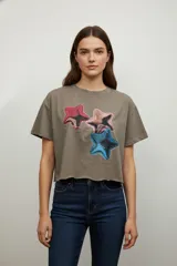 Remera manga corta color gris con estampado de tres globos con forma de estrella en tonos rosa, rojo y azul.