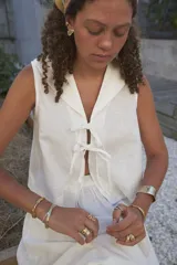 Brazalete ancho de bronce macizo con textura irregular.