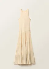 Vestido largo color durazno, de tejido de punto fino con diseño plisado y evasé. Sin mangas y con cuello halter.