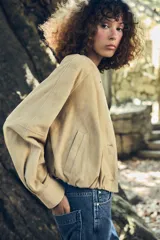 Pantalón de jean azul oscuro, de tiro alto, corte wide leg y relaxed fit.