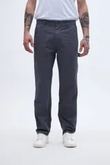 Pantalón de gabardina gris, corte recto, estilo carpintero con bolsillos laterales y detalle en la parte trasera.