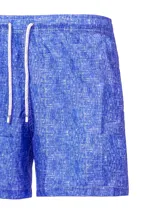 Short de baño azul con textura de lino y cordón blanco en la cintura.