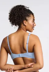 Soutien de lycra color violeta con aro y copa con formada, marca Montelle. Breteles fijos con largo regulable.