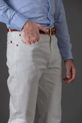 Pantalón de algodón blanco, estilo cinco bolsillos, corte classic fit.