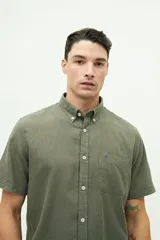Camisa de manga corta color beige claro, confeccionada en lino y algodón, con fit regular y logo bordado en el pecho.