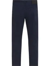 Pantalón de vestir azul marino, de corte recto, con bolsillos laterales y traseros. Se ajusta a la cintura con cinturón de cuero marrón.