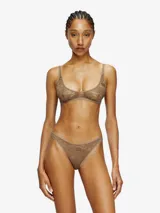 Sujetador tipo bralette de encaje con estampado camuflado en tonos marrones/beige. Tiene tirantes finos y un pequeño logo en el centro del busto.