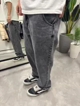 Pantalón de jean gris con corte holgado y tiro medio.