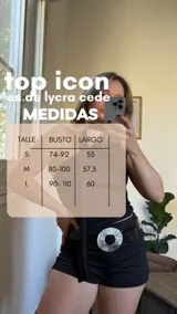 Top rojo de lycra con escote asimétrico y corbatín extraíble.