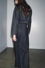Pantalón de jean azul oscuro, de tiro muy alto y pierna ancha. Presenta pinzas en la parte delantera y cierre trasero con cremallera oculta.