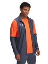 Campera deportiva Under Armour Challenger para hombre, color gris con detalles en naranja y logo en el pecho.