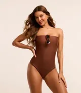 Malla entera femenina color marrón oscuro, estilo strapless (sin tirantes), con un corte ajustado al cuerpo.