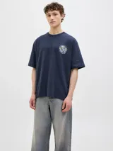 Remera azul marino de manga corta y cuello redondo con estampado en la espalda que incluye texto y diseño abstracto.