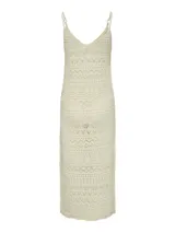 Vestido largo tejido color crudo, con escote en V, breteles finos y diseño calado.