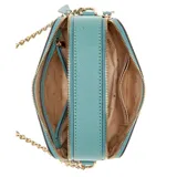 Bandolera Guess modelo Noelle, color turquesa, con doble compartimento con cierre y logo triangular dorado en el frente. Incluye correa de cuero sintético y cadena dorada.
