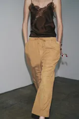 Pantalón jogger wide leg color crudo, confeccionado en hilatura con lino. Tiro medio, cintura elástica ajustable con cordones, bolsillos laterales ocultos en costura y pierna ancha.