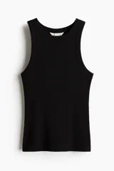 Musculosa negra de punto de algodón acanalado, corte entallado, cuello redondo y ribete fino en escote y sisas.