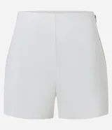 Short negro de bengalina, corte recto, tiro alto y cierre lateral con cremallera.
