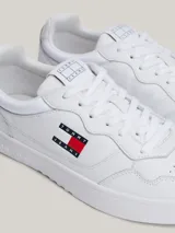 Zapatillas Tommy Jeans blancas de piel, con suela cupsole y detalle de ventilación en la parte superior. Presentan logo de Tommy Jeans en el lateral y en relieve en la entresuela.