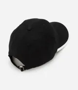 Gorra negra de sarga con visera curva y borde contrastante en blanco.