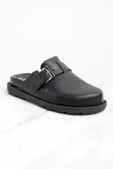Zueco negro de cuero con hebilla metálica plateada ajustable y suela track.