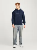 Hoodie azul marino tipo canguro de manga larga con capucha y fit regular. Cuenta con un bolsillo y cordón ajustable con terminales metálicas con el logo de la marca.