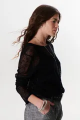 Sweater beige de tejido de punto calado, con mangas largas y cuello redondo. Confeccionado en viscosa y poliéster.