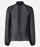 Blusa negra de chiffon con cuello alto con lazo, mangas largas con puños ajustados, detalle de volado delantero y volado en encaje.