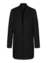 Abrigo negro con cuello de solapa invertida, mangas largas y bolsillos laterales.