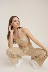 Top strapless color beige con bordado de flores.