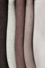 Pack de siete pares de soquetes de corte bajo en punto fino de mezcla suave de algodón, en colores marrón, beige, blanco y rosa.
