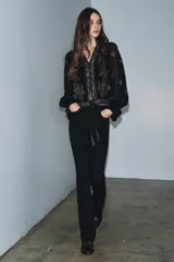 Pantalón de jean azul oscuro, de tiro bajo, corte slim fit y bootcut. Con cinco bolsillos y cierre frontal con cremallera y botón.