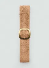 Cinturón ancho color beige, tejido en fibra natural con diseño trenzado y hebilla ovalada de metal color dorado.