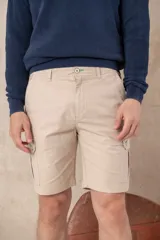 Bermuda cargo azul marino con bolsillos laterales y traseros.