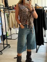 Chaleco con estampado animal print, cuello con lazo y corte holgado.