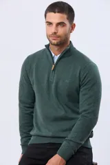 Buzo tejido de algodón color azul marino, con cuello alto y cierre frontal parcial con detalle de cuero en el tirador.